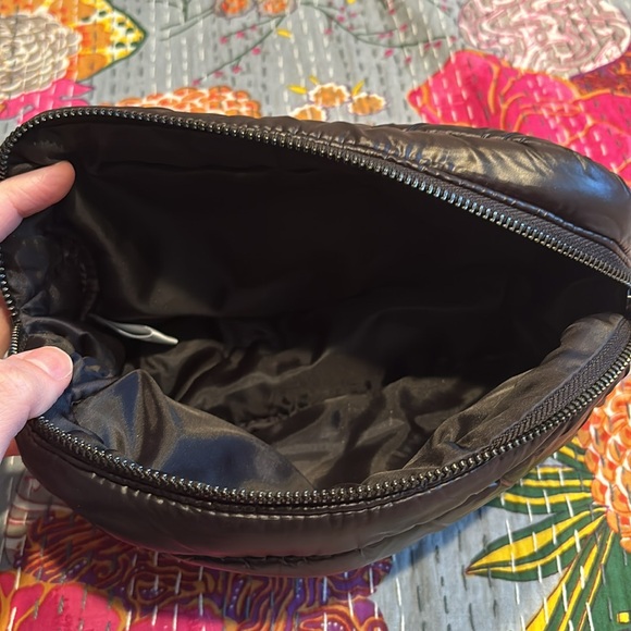 Moncler VIP Toiletry Bag - Picture 5 of 6